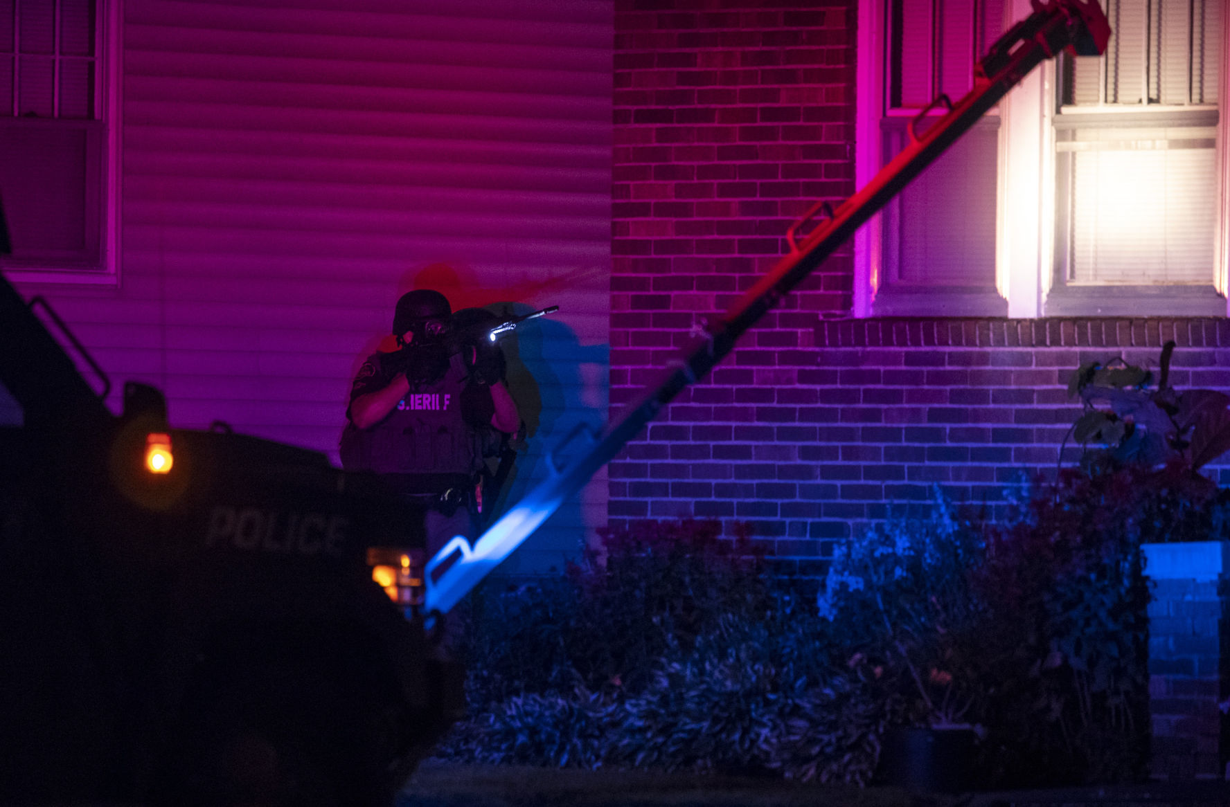 062318-qct-police-standoff-018